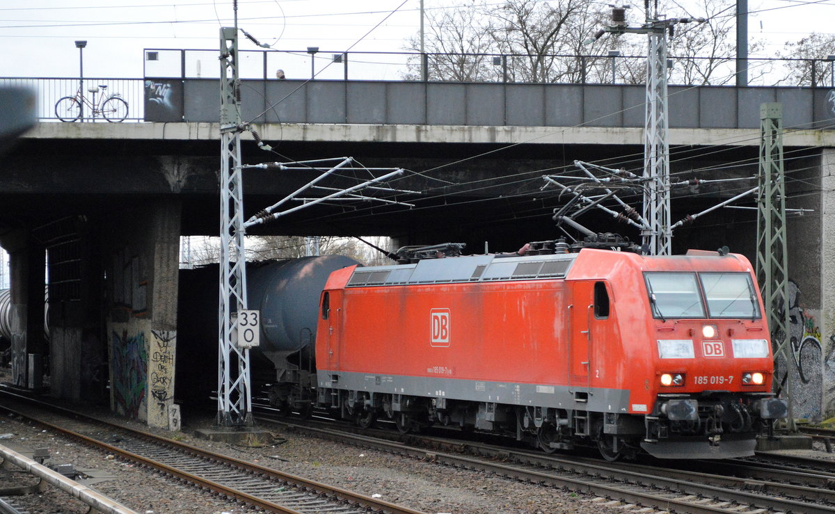 185 019-7 mit Kesselwagenzug (leer) Richtung Stendell am 31.01.18 Berlin-Springpfuhl.