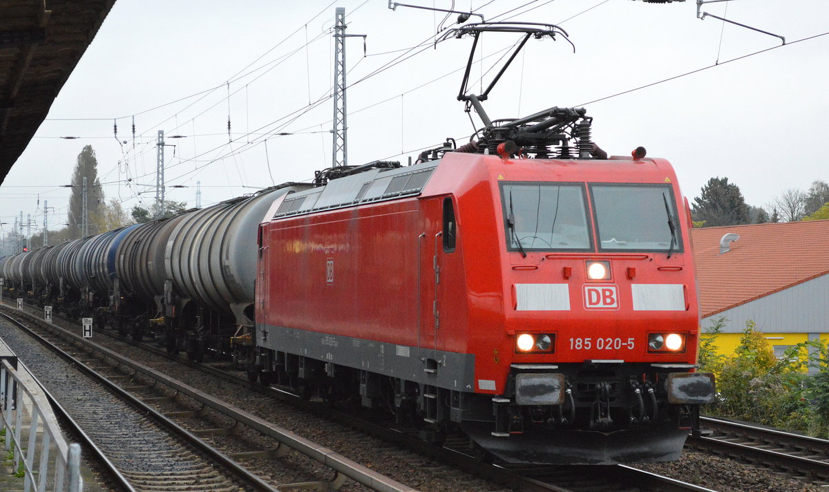 185 020-5 mit Kesselwagenzug am 10.10.17 Berlin-Karow.