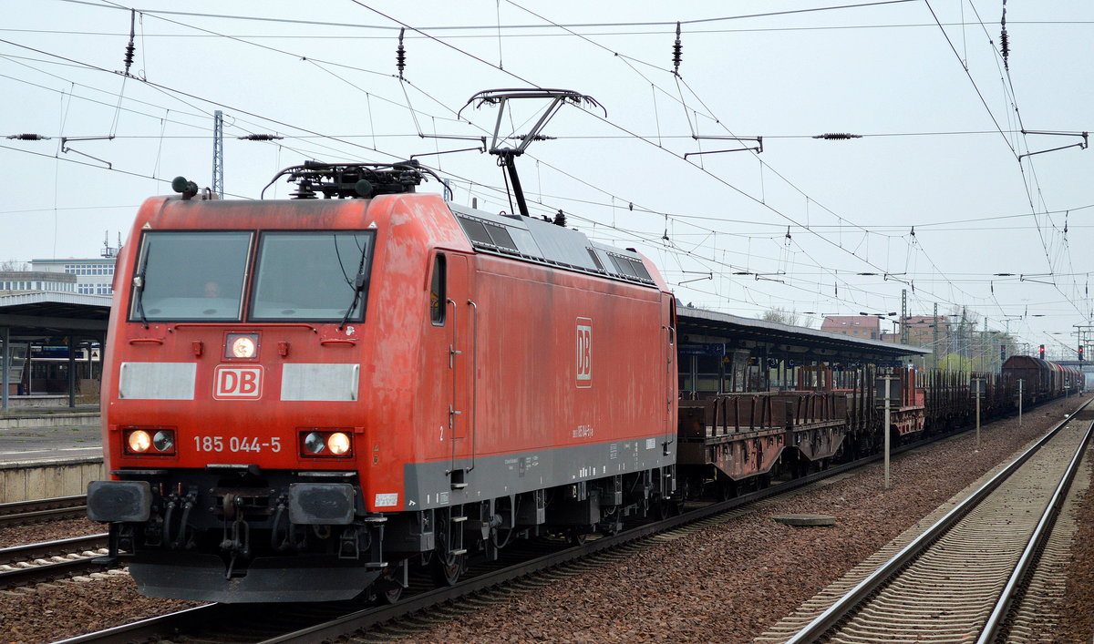 185 044-5 mit gemischtem Güterzug am 12.04.16 Durchfahrt Bhf. Flughafen Berlin-Schönefeld.