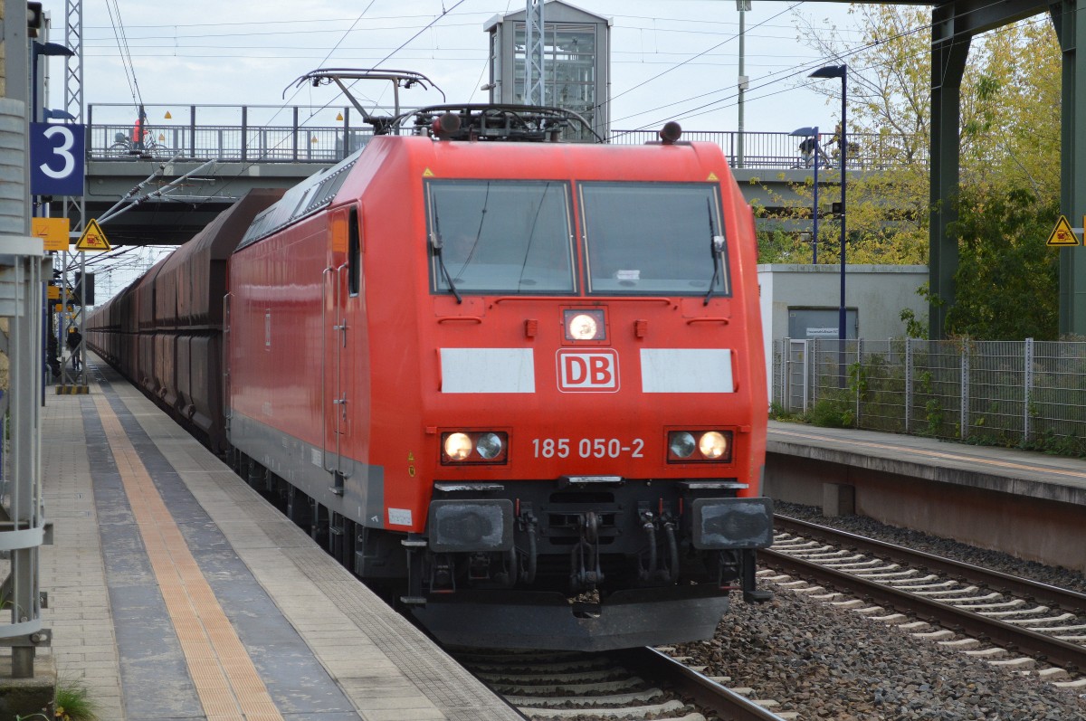 185 050-2 mit Leerzug Schüttgutwagen nach Rostock am 10.10.14 Berlin-Hohenschönhausen.
