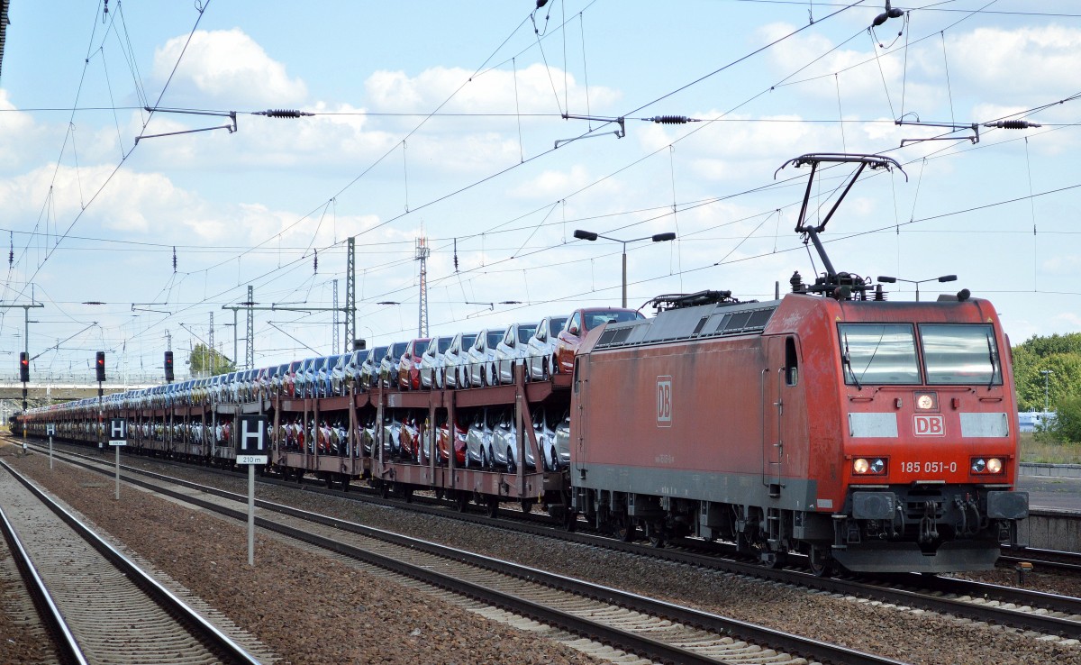 185 051-0 mit einem PKW-Transportzug fabrikneuer FORD KA bei der Einfahrt im Bhf. Flughafen Berlin-Schönefeld zum Personalwechsel, 28.08.14