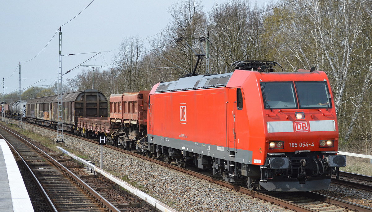 185 054-4 mit einem gemischten Güterzug am 31.03.17 Mühlenbeck bei Berlin.