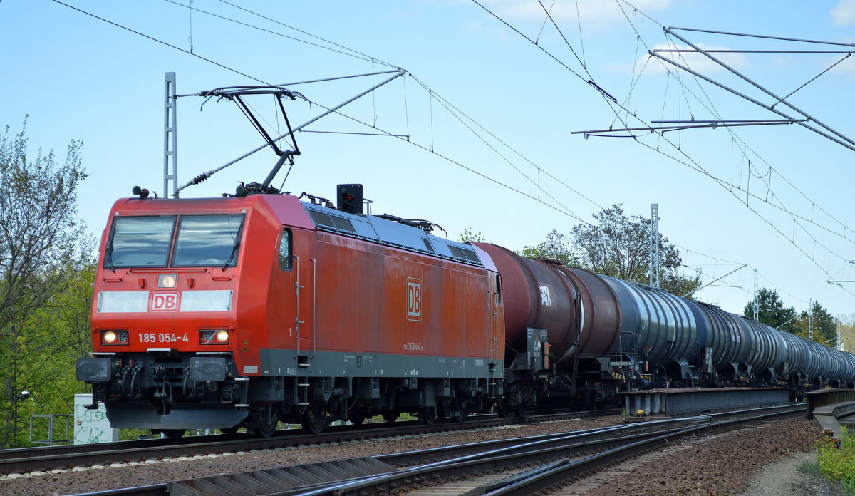 185 054-4 mit Kesselwagenzug am 02.05.16 Berlin-Wuhlheide.