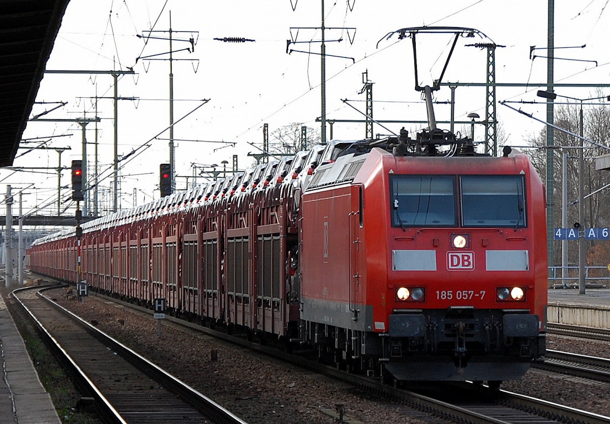 185 057-7 mit einem PKW-Transportzug fabrikneuer Mazda (versch. Typen) am 28.11.13 Bhf. Flughafen Berlin-Schönefeld.