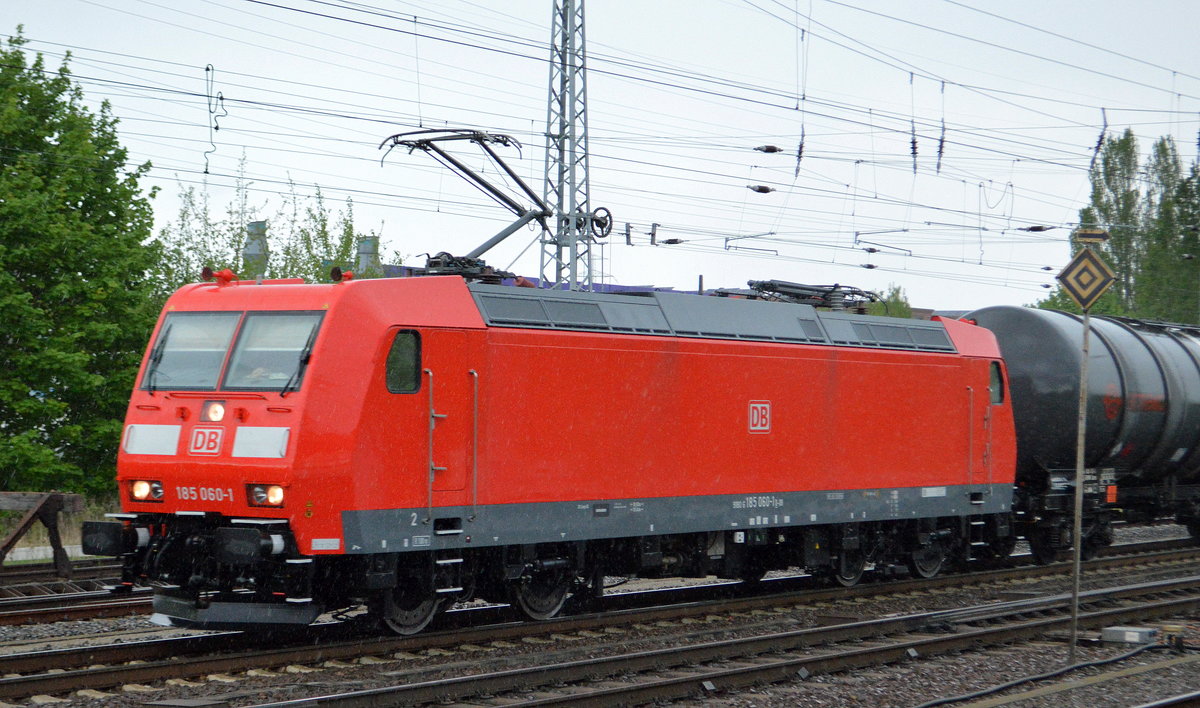 185 060-1 mit Kesselwagenzug am 26.04.18 Berlin-Springpfuhl.