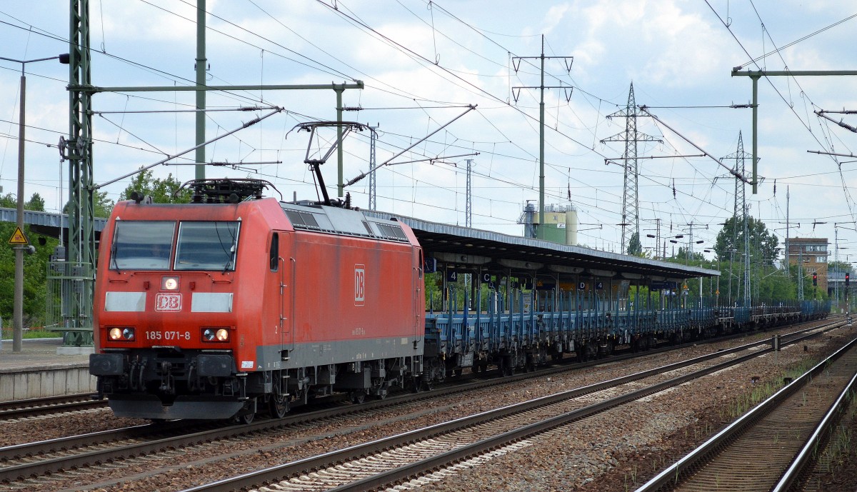 185 071-8 mit polnischen Güterwagen mit Stahlprodukten beladen, 21.05.15 Durchfahrt Bhf. Flughafen Berlin-Schönefeld.