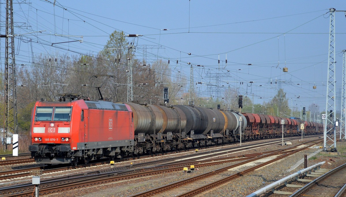 185 076-7 mit gemischtem Güterzug am 03.04.14 Berlin-Springpfuhl.
