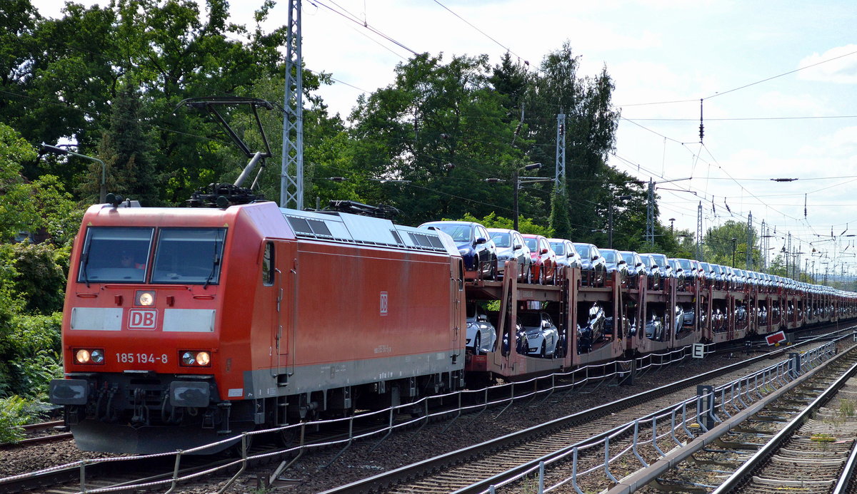 185 194-8 mit PKW-Transportzug Richtung Frankfurt/Oder am 17.07.17 Berlin-Hirschgarten.