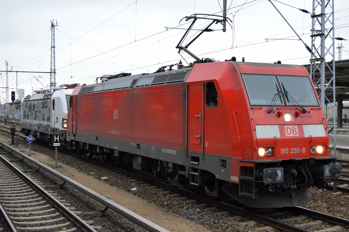 185 250-8 mit der neuen MRCE Vectron X4 E - 610,für DB Schenker Rail im Einsatz, am haken am 07.12.15 Bhf. Berlin-Lichtenberg.