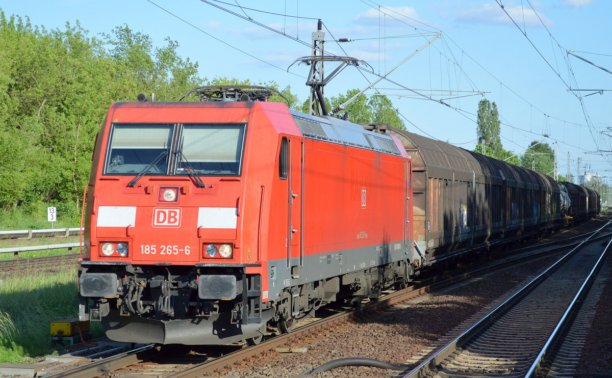 185 265-6 mit gemischtem Güterzug am 31.05.17 Berlin-Hohenschönhausen.