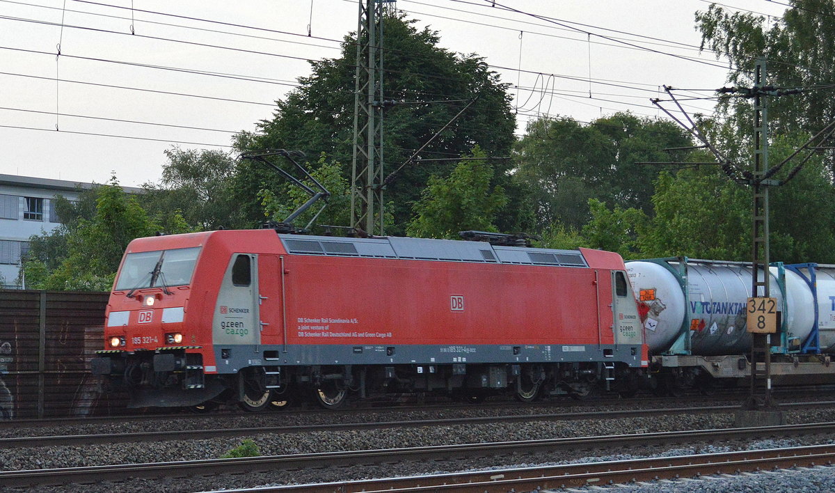 185 321-4 mit einem Containerzug bei der Vorbeifahrt Hamburg-Harburg, 20.06.17