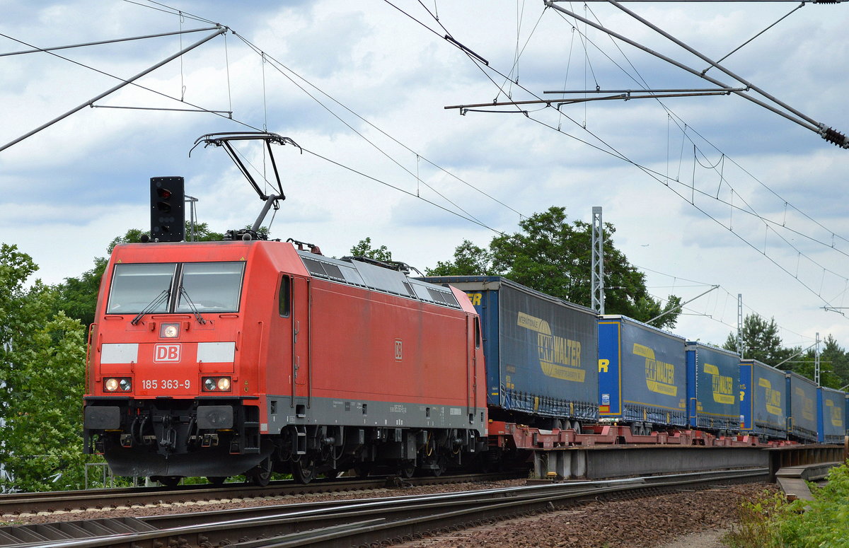 185 363-9 mit KLV-Zug (LKW WALTER) am 16.06.16 Berlin Wuhlheide.