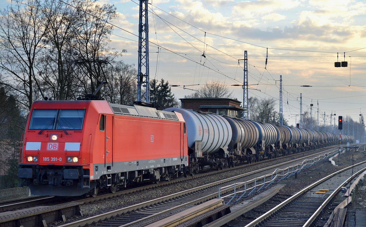 185 391-0 mit einem Kesselwagenzug (leer) Richtung Stendell am 16.02.17 Berlin-Karow.