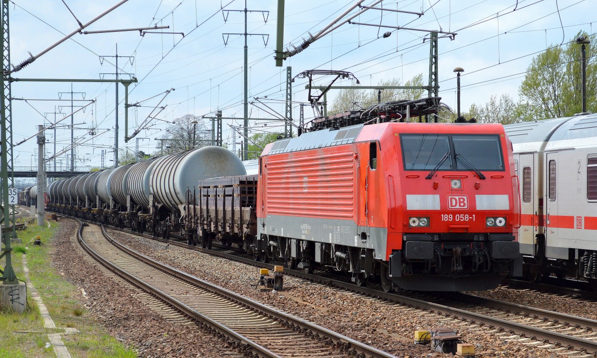 189 058-1 mit einem gemischten Güterzug am 26.04.15 Bhf. Flughafen Berlin-Schönefeld.