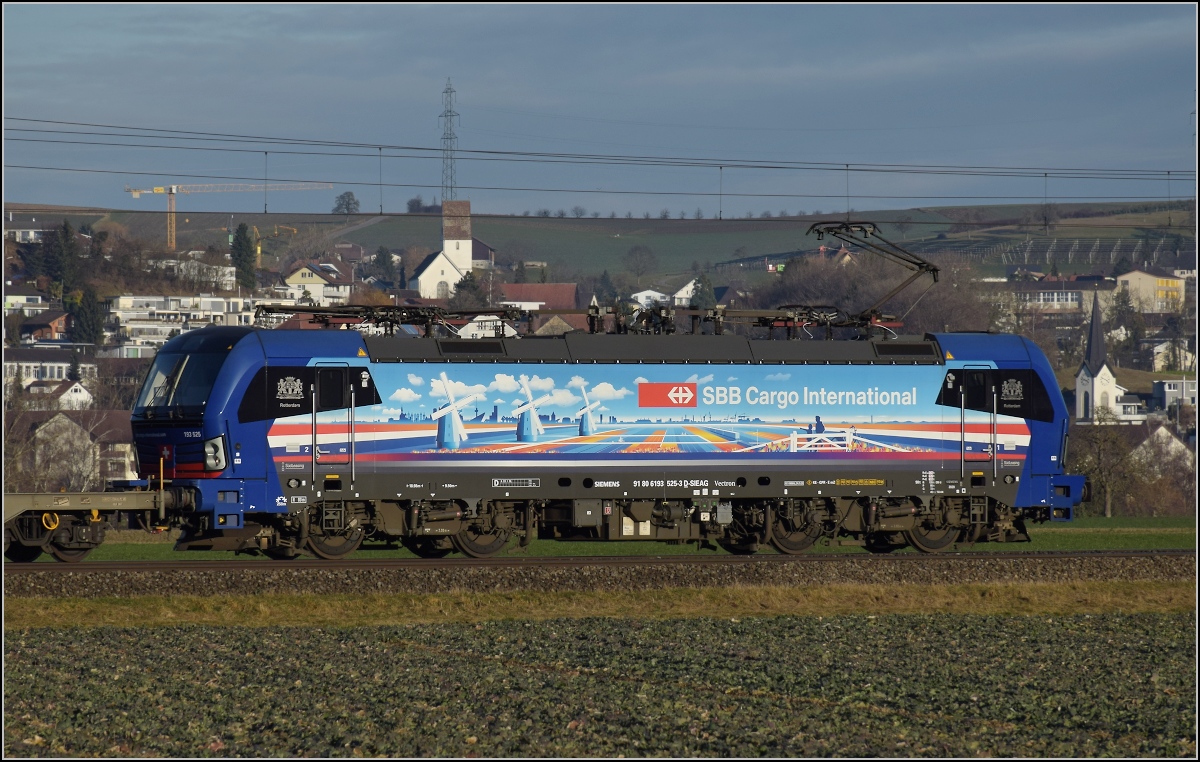193 525 'Rotterdam' mit Hollanddesign (Hollandpiercer) in Hendschiken. Das Motiv auf der Lok ist leicht unpassend zum Hintergrund, dafür die Lok schön sauber. Januar 2022. 