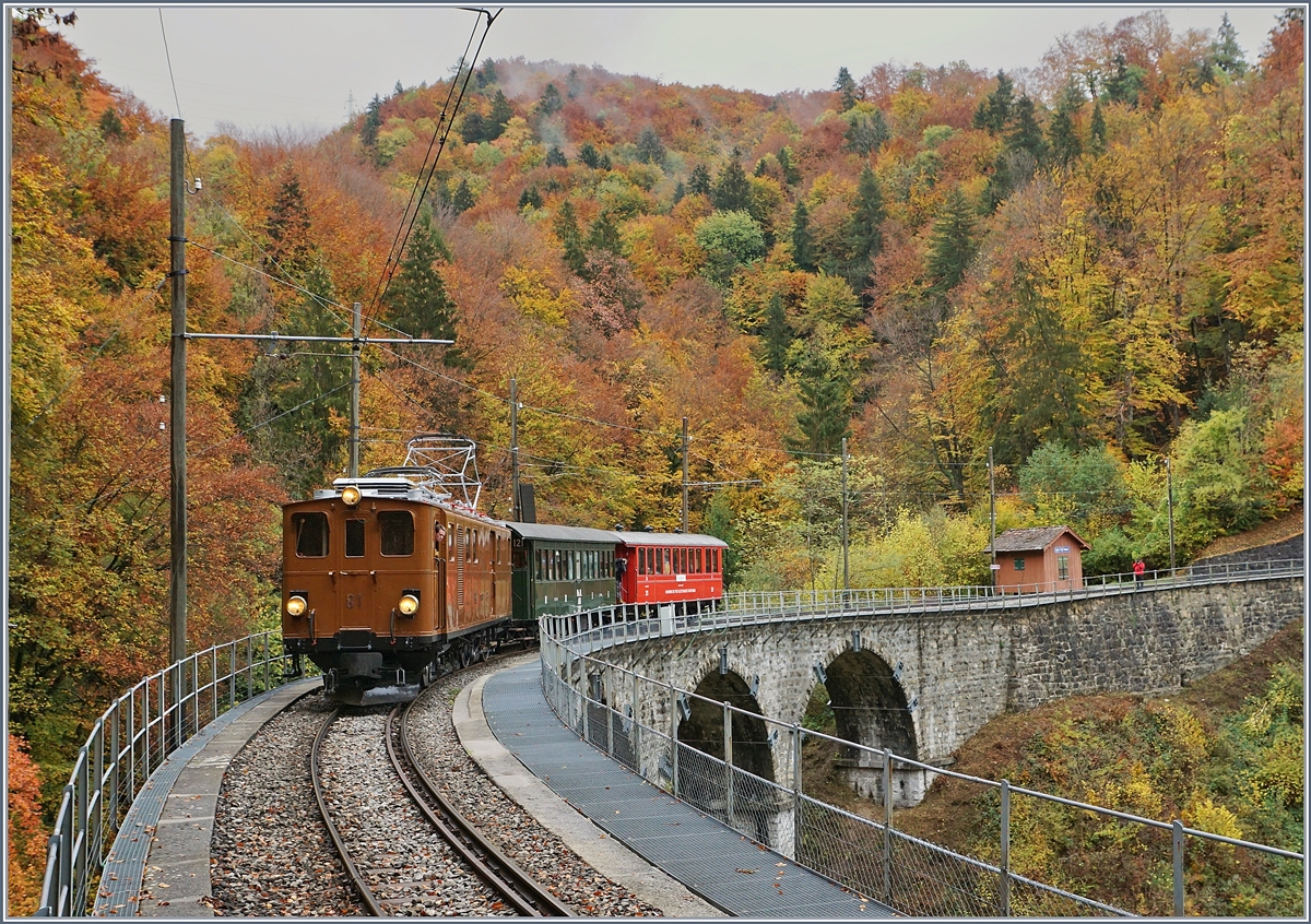 1968-2018 - 50 Jahre Blonay-Chamby Bahn Museumsbahnbetrieb: Die Bernina Bahn Ge 4/4 81 auf dem Baye de Clarens Viadukt auf der Fahrt Richtung Blonay.

28. Okt. 2018