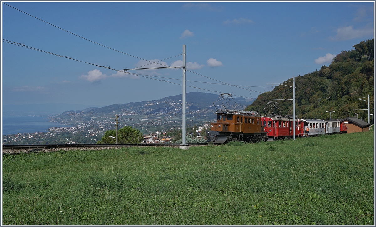 1968-2018 - 50 Jahre Blonay-Chamby Bahn Museumsbahnbetrieb: Die RhB Gastlok Ge 4/4 182 zieht mit dem Rhb ABe 4/4 N° 35 den Riviera Belle Epoque von Montreux nach Chaulin und ist hier bei Sonzier zu sehen.

15. Sept. 2018