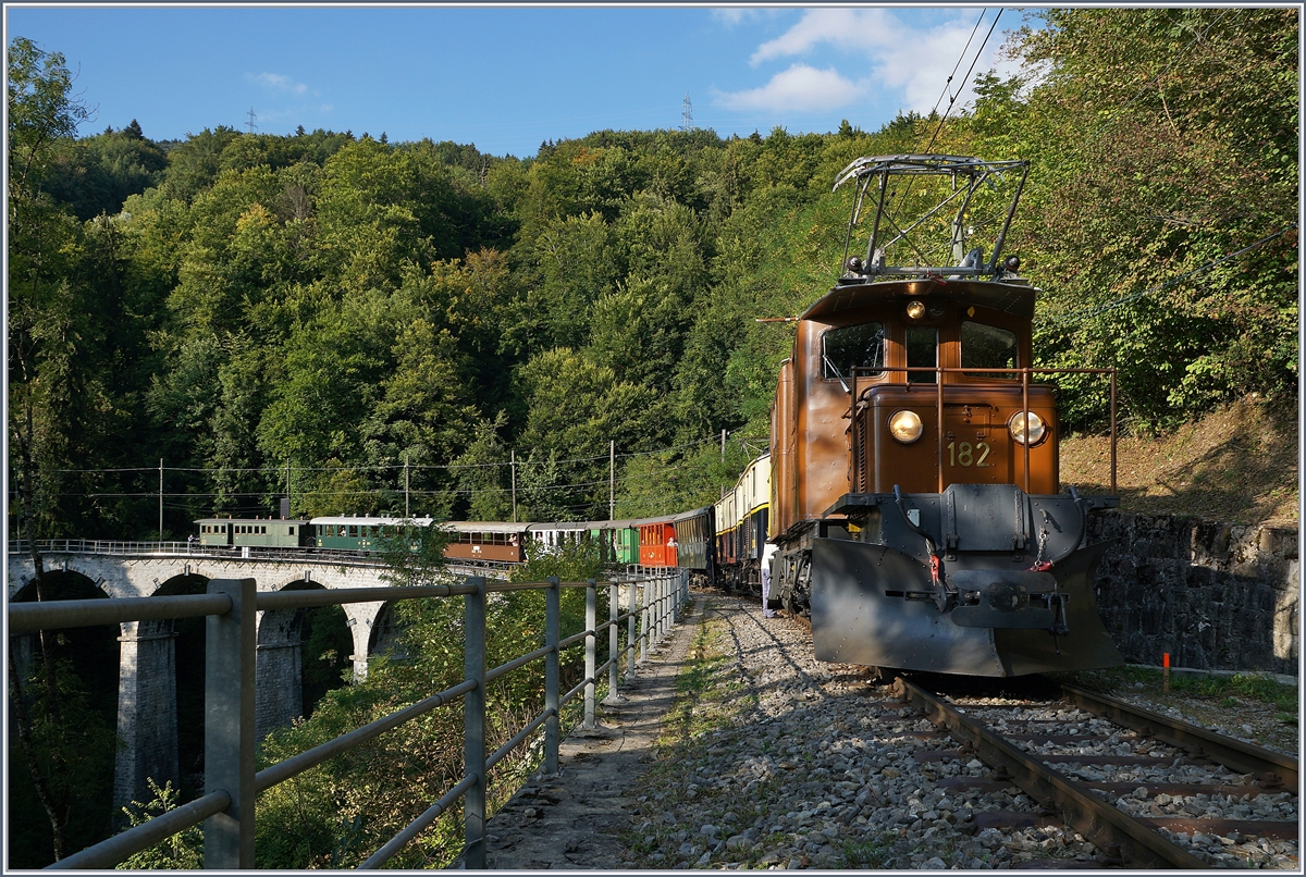 1968-2018 - 50 Jahre Blonay-Chamby Bahn Museumsbahnbetrieb: Die RhB Gastlok Ge 4/4 182 mit dem etwas versteckt zu sehenden MOB FZe 6/6 2002 und einem langen Reise-Zug bei  Vers Chez Robert . 

15. Sept. 2018