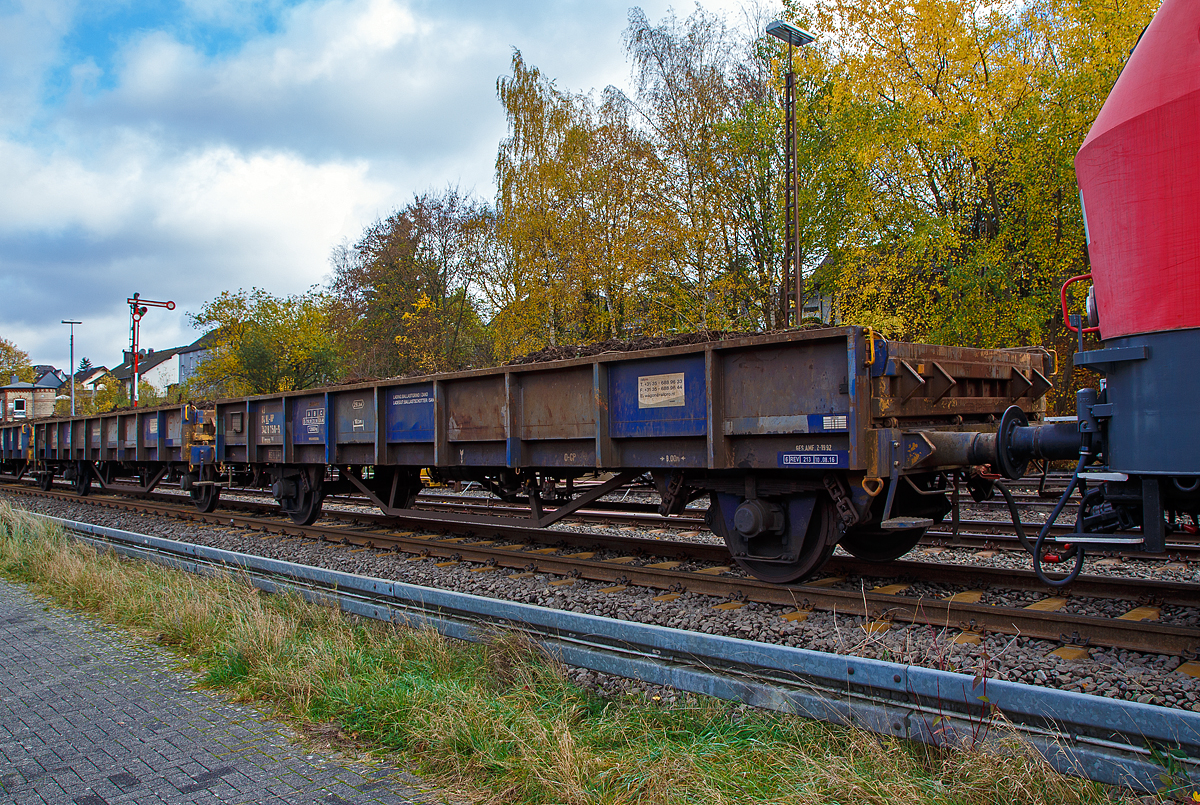 2-achsiger Flachwagen (Niederbordwagen) f�r Schotter und Sand, 43 84 3228 150-9 NL-RP, der Gattung NS Klmos 702, der Vermietungsfirma Railpro (voestalpine Railpro BV), am 04.11.2020 im Zugverband in Herdorf.

Dieser Wagen ist geeignet f�r den Transport von Schotter, Sand oder anderen Sch�ttg�tern. Der Wagen hat einen Stahlboden und feste Seitenw�nde, was ihn zu einem sehr robusten Wagen macht. Die Kopfteile k�nnen heruntergelassen werden, was es erm�glicht mit einem Bagger oder Kran �ber den Wagen bzw. Wagenzug zu fahren. Der KLMOS-Wagen hat eine maximale Ladekapazit�t von 25,4 Tonnen. Die Wagen wurden urspr�nglich f�r die Niederl�ndischen Eisenbahnen gebaut, sie haben eine Bilaterale Zulassung f�r Deutschland, �sterreich, Belgien, D�nemark, Schweiz, Frankreich, Luxemburg, Niederlande und Italien.

TECHNISCHE DATEN des Wagens:
Spurweite: 1.435 mm
Achsanzahl: 2
L�nge �ber Puffer: 11.740 mm
Achsabstand: 8.000 mm
L�nge der Ladefl�chen: 10.300 mm
Breite der Ladefl�che: 2.830 mm
Ladefl�che: 29,3 m�
Eigengewicht: 12.060 kg
max. Zuladung: 25.400 kg (ab Streckenklasse C)
Bremse: O-GP