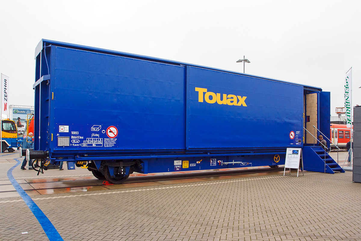2-achsiger Gro�r�umiger Schiebeplanenwagen der Gattung Hbbi(ll)ns der Touax Rail Ltd pr�sentiert am 26.09.2014 auf dem Freigel�nde der Inno Trans 2014 in Berlin (hier 26.09.2014), hier der von Greenbrier unter der Fabriknummer 10893 gebaute Wagen. Der abgebildete Wagen hatte hier noch keine endg�ltige Zulassung und tr�gt lediglich die Fabriknummer 10893 sowie die Bauartbezeichnung Hbbi(ll)ns. 

Technische Daten:
Hersteller: 	Greenbrier Europe
Spurweite: 1.435 mm
Anzahl der Achsen: 2
L�nge �ber Puffer: 15.895 mm
Ladel�nge: 14.635 mm
L�nge �ber Kopfst�ck: 14.655 mm
Ladebreite zwischen Schiebew�nden:  2.620 mm
Ladefl�che: 38,3 m�
Achsabstand: 10.000 mm
Fu�bodenh�he von SOK:  1.200 mm
Min. befahrbarer Kurvenradius:  R= 60 m
Eigengewicht: 16,1 t
Max. Ladegewicht: 29,9 t
Maximale Radsatzlast: 22,5 t
Schiebewand�ffnung: 2 x 7.138 mm
H�chstgeschwindigkeit: 100 km/h (beladen) / 120 Km/h (leer)
