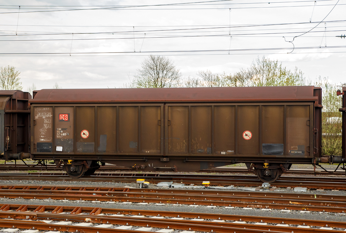 2-achsiger gro�r�umiger Schiebewandwagen 21 80 247 4 463-1D-DB der Gattung Hbillns 303 (ex Hbikks-tt 303) der DB Cargo am 14.04.2018 im Zugverband bei der Durchfahrt im Bahnhof Friedberg (Hessen).

Die als Hbikks-tt 303 beschafften Wagen sind eine  Light-Version  der Hbis-tt 302. Von den Wagen wurden 1981 bei der Waggonfabrik Uerdingen und der WU Siegen 1.099  St�ck in Auftrag gegebenen. Alle Wagen sind mit sechs verriegelbaren Trennw�nden ausgestattet.

Dieser gro�r�umige Wagen ist mit Schiebew�nden ausger�stet, die von einer Person bewegt werden k�nnen. Im ge�ffneten Zustand ist der Zugang zur gesamten Ladefl�che von beiden Seiten m�glich.

Be- und Entladen mit Gabelstaplern ist damit sowohl von einer Rampe als auch von ebener Erde m�glich. Dieser Wagen ist f�r eine schonende Bef�rderung hochempfindlicher G�ter verschiedener Art mit der Transportschutzeinrichtung  Verriegelbare Trennw�nde  ausgestattet. Die verriegelbaren Trennw�nde rasten in Lochleisten in Fu�boden und am Obergurt des Wagens ein.

Technische Daten:
Hersteller:  Waggonfabrik Uerdingen oder WU Siegen
Spurweite: 1.435 mm
Anzahl der Achsen: 2
L�nge �ber Puffer: 14.220 mm
Achsabstand: 9.000 mm
Ladel�nge: 12.776 mm / 12.198 mm (mit Trennw�nden)  
Schiebewand-�ffnung (B � H): 6.318 mm� 2.200 mm
Ladefl�che: 34,1 m�
Laderaum: 76,7 m�
Fu�bodenh�he von SOK:  1.200 mm
Min. befahrbarer Kurvenradius:  R= 35 m
Eigengewicht: 14.900 kg
Max. Ladegewicht: 29 t (ab Streckenklasse D)
Maximale Radsatzlast: 22,5 t
H�chstgeschwindigkeit: 100 km/h (beladen) / 120 Km/h (leer)
Bauart der Bremse: KE-GP
Intern. Verwendungsf�higkeit: RIV