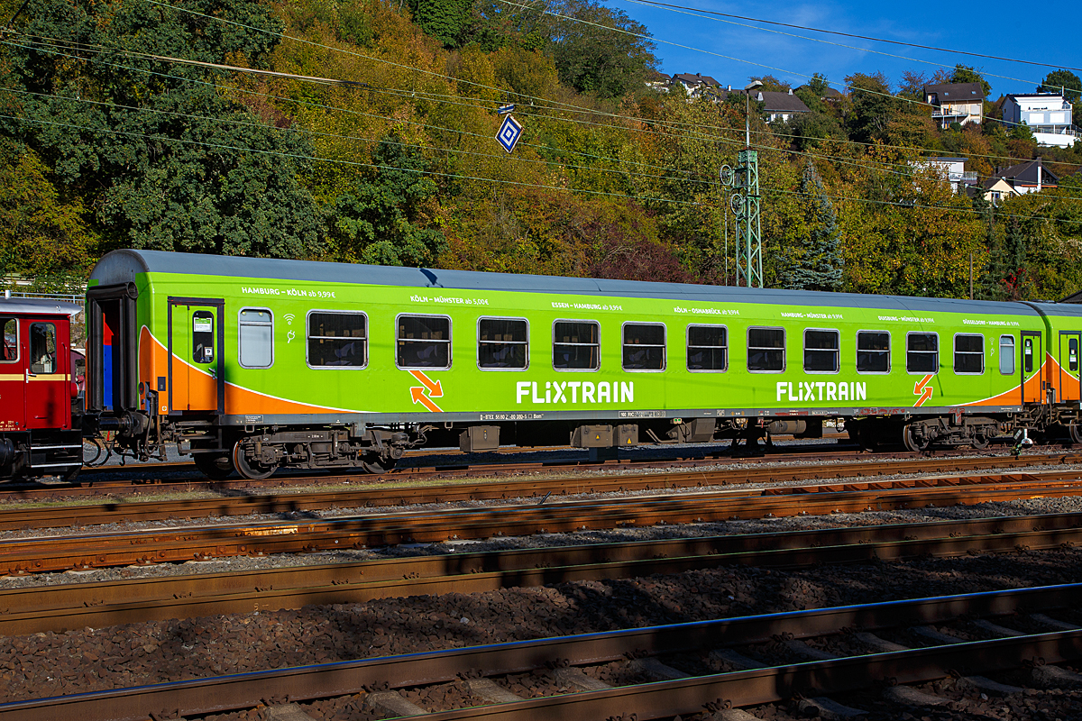 
2. Klasse Abteil-Reisezugwagen ein Halberstädter Schnellzugwagen der Gattung Bom 024, 56 80 21-80 080-6 D-BTEX der BTE BahnTouristikExpress GmbH, für den FlixTrain (die BTE stellt das Rollmaterial für den FlixTrain, wie zuvor auch schon für den HKX Hamburg-Köln-Express), abgestellt am 29.09.2018 in Linz am Rhein. 

Das „o“ in der Gattungsbezeichnung steht für Wagen ohne Klimaanlage und mit weniger als zwölf Abteilen.

Bei dem Wagen handelt es sich um einen ehemaligen UIC-Z-Wagen der DR, welche eine Serie von Personenwagen der Deutschen Reichsbahn in der DDR bezeichnet, die überwiegend im Raw Halberstadt, aber auch im VEB Waggonbau Bautzen hergestellt wurde. Diese Wagen wurden je nach dem Herstellerort als „Halberstädter“ bzw. „Bautzener“ Wagen bekannt.

TECHNISCHE DATEN:
Hersteller:  Raw Halberstadt
Länge über Puffer: 26.400 mm
Wagenkastenlänge: 26.100 mm
Wagenkastenbreite: 2.825 mm
Höhe über Schienenoberkante: 4.050 mm
Drehzapfenabstand: 19.000 mm
Achsstand im Drehgestell: 2.600 mm
Drehgestellbauart: GP 200
Leergewicht: 37 t
Höchstgeschwindigkeit: 160 km/h
Sitzplätze (in der ersten Klasse):  66
Abteile: 11
Toiletten: 2