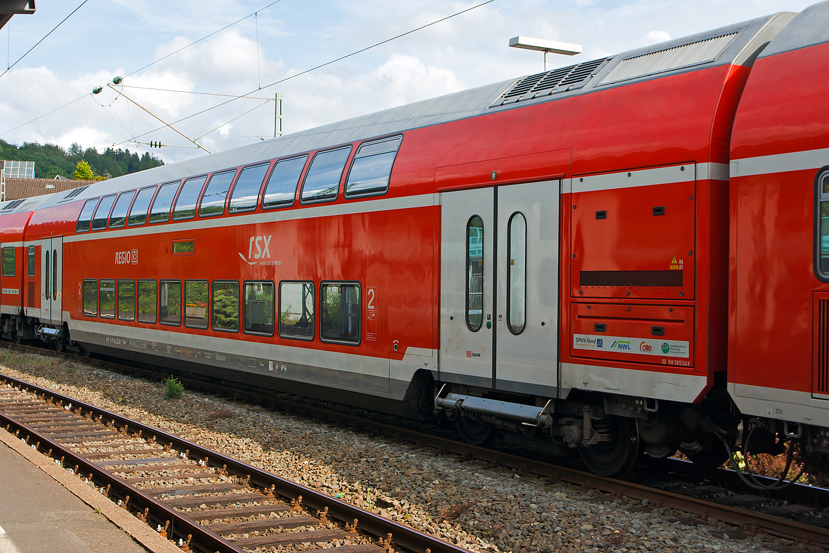 
2. Klasse Doppelstock-Wagen (DoSto) D-DB 50 80 26 - 81 268-7 DBpz 781.2, der Wagen ist klimatisiert, besitzt BiLED-Anzeigen und ist für 160 km/h zugelassen. Hier im RE 9 (rsx - Rhein-Sieg-Express) am 13.07.2014 im Bahnhof Betzdorf/Sieg. 