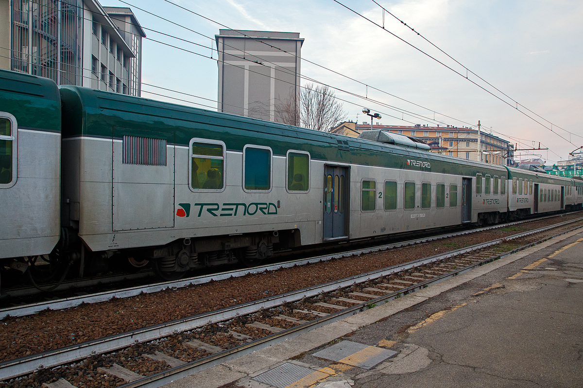 2. Klasse Nahverkehrs-Niederflur-Personenwagen mit (auf dem Dach befindlicher) Klimaanlage 50 83 20-39 105-7 ITN, der Gattung nB, Typ 1973 der Trenord am 29.12.2015 im Zugverband im Bahnhof Milano Porta Genova (Stazione di Milano Porta Genova).

Die den Wagen handelt es sich um in Italien hergestellte Eisenbahnwaggons die speziell für den Einsatz auf regionalen Strecken bestimmt sind. Hersteller waren Sofer, Officine Galtarossa und Officine Keller. Die Fußbodenhöhe im Einstiegsbereich und zwischen diesen (im Mittelteil) beträgt  601 mm an den Enden über den Drehgestellen beträgt er 1.181 mm.

TECHNISCHE DATEN: 
Spurweite: 1.435 mm
Länge über Puffer:  26.400 mm
Breite: 2.855 mm
Höhe: 3.705 mm
Drehzapfenabstand: 19.000 mm
Achsstand im Drehgestell:  2.400 mm
Leergewicht:  42 t
Sitzplätze:  84 (2. Klasse) 
Höchstgeschwindigkeit:  140 km/h
Bremsbauart:  Freno WU-R63 
