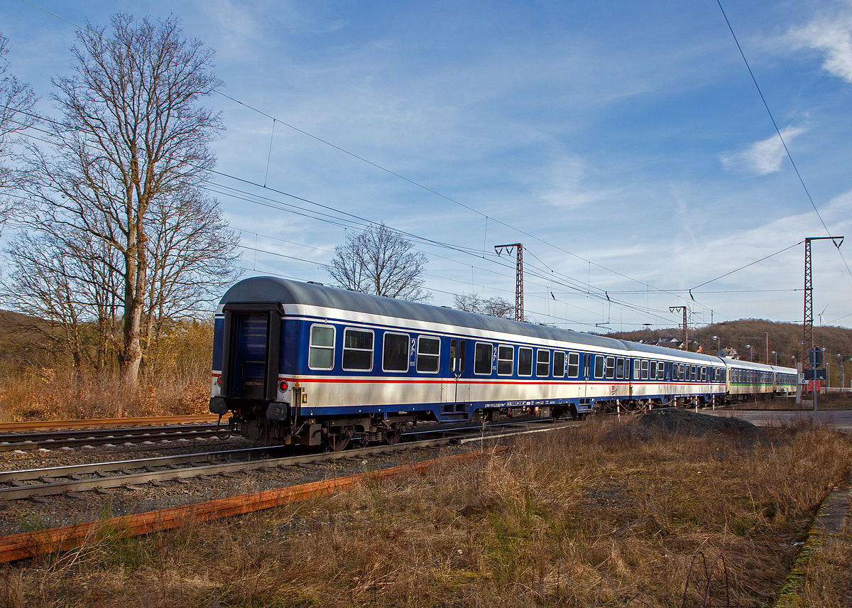 2. Klasse Nahverkehrs-Reisezugwagen (lazarettfähiger n-Wagen / ex Silberling) der Gattung Bnrz 450.3 (ex Bnrz 724.0), D-TRAIN 50 80 22-35 881-8 der TRI - Train Rental GmbH, am 12.02.2022 am Zugschluss bei einer Zugdurchfahrt in Rudersdorf. Zuglok war die GfF 110 459-5 der Gesellschaft für Fahrzeugtechnik mbH.

Der Wagen wurde 1969 als 50 80 22-35 881-8 Bnrz 724 vom AW Karlsruhe gebaut, 2003 erfolgte im AW Wittenberge der Umbau in den 50 80 22-35 881- 8 Bnrz 450.3, seit 2016 ist er bei der TRI - Train Rental GmbH.

TECHNISCHE DATEN:
Spurweite: 1.435 mm
Länge über Puffer: 26.400 mm
Wagenkastenlänge: 26.100 mm
Wagenkastenbreite:  2.825 mm
Höhe über Schienenoberkante: 4.050 mm
Drehzapfenabstand: 19.000 mm
Achsstand im Drehgestell: 2.500 mm
Drehgestellbauart:  Minden-Deutz 432
Leergewicht: 33 t
Höchstgeschwindigkeit:  140 km/h
Sitzplätze: 96
Abteile: 3 Großräume 2. Klasse
Toiletten: 1 (geschlossenes System)
Dienstraum: ja
Zulassung: Deutschland, Österreich, Schweiz
Bemerkungen: Im Gegensatz zu den übrigen Varianten verfügt diese Gattung weiterhin über eine lazarettfähige Inneneinrichtung.

Für den Mobilmachungsfall wurden der Deutschen Bundesbahn Haushaltsmittel aus dem Verteidigungsetat für die Bereithaltung umrüstbarer Reisezugwagen zugewiesen. So waren zur Verwendung im Kriegs- oder Katastrophenfall 198 Silberlinge für den schnellen Umbau in ein rollendes Lazarett vorbereitet, um als Krankentransportzug eingesetzt werden zu können. Bei diesen Wagen konnte die Bestuhlung einfach entfernt und durch insgesamt 36 Liegen ersetzt werden. Zur Befestigung der Liegen befanden sich Haken an den Wänden, außerdem waren sämtliche Fenster durch Jalousien verdunkelbar. Um den Einstieg mit auf Tragen liegenden Patienten zu ermöglichen, wurden die Mittelstangen in den Einstiegen abklappbar und die Türen zwischen den Einstiegsbereichen und den Fahrgastabteilen doppelt so breit wie in anderen n-Wagen ausgeführt. In den Wänden befanden sich außerdem 230-Volt-Steckdosen zum Anschluss medizinischer Apparate. Viele dieser Wagen befinden sich noch im Betrieb.

Die Bundeswehr selbst verfügte nur über einen Prototyp-Zug mit fünf Wagen, der im Rahmen des Projekts „Lazarettzug“ Ende der 1960er Jahre beschafft wurde und später vor allem zu Ausbildungszwecken genutzt wurde.
