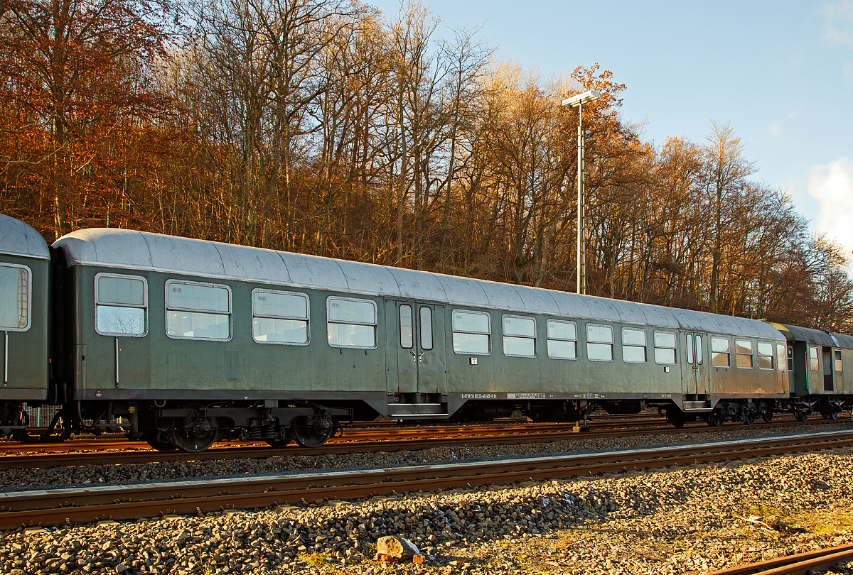 
2. Klasse Personenwagen D-EFSK 56 80 22-40 435-0 Bn, ex L-CFL 51  82  22  40  435-3 Bn,  der Eisenbahnfreunde Treysa e.V., hier am 03.12.2016 im Zugverband beim Bahnhof Westerburg.

Die ehemaligen CFL Wegmann-Wagen der Eisenbahnfreunde Treysa wurden im Jahr 2012 bzw. 2014 mit Ausnahme des Fahrradwagens im ungarischen Ausbesserungswerk MVJ in Szombathely aufgearbeitet und hauptuntersucht. 

Geschichte
Mitte der 1960er Jahre tauschte die Luxemburgische Staatsbahn CFL praktischen ihren gesamten Bestand an Personenwagen aus. Daf�r w�hlte sie ein zu den deutschen Silberlingen praktisch baugleiches Modell. Die Sitzwagen besitzen zwei kleine Gro�r�ume an den beiden Wagenenden, mit je 24 Sitzpl�tzen in Sitzgruppen zu je vier Pl�tzen, sowie in Wagenmitte einen gr��eren Gro�raum mit 48 Sitzpl�tzen in der gleichen Anordnung der Sitzgruppen. Jeder Wagen besitzt zwei Toiletten.

Gefertigt wurden die Wagen in den Jahren 1965 und 1967 bei der Firma Wegmann in Kassel. Deutliche Unterschiede zu den Silberlingen sind die normale Lackierung und Wagen mit Dienst- und Gep�ckabteil, die statt der Faltt�ren Schiebet�ren besitzen. Auch die 1. Wagenklasse ist anders gestaltet: w�hrend die deutschen Wagen sie in der Wagenmitte in f�nf Abteilen mit je 6 Sitzpl�tzen und Seitengang in diesem Bereich haben (�hnlich den reinen Abteilwagen), w�hlte Luxemburg die  Mogelpackung  mit nur anderen Sitzbez�gen und Teppichb�den, ansonsten aber mit der gleichen Gro�raumanordnung und auch gleichen Sitzabst�nden wie in der 2. Klasse. Manche der gemischtklassigen Wagen hatten die 1. Klasse auch nur �ber einem der beiden kleinen Gro�r�ume am Wagenende direkt �ber dem Drehgestell.

Die Eisenbahnfreunde Treysa kauften in den Jahren 2006 bis 2010 f�nf reine Sitzwagen 2. Klasse (Bn), einen Sitzwagen mit Dienst- und Gep�ckabteil mit 1. und 2. Klasse (ABDn) sowie einen Fahrradwagen (Dn).

TECHNISCHE DATEN: 
Hersteller: Wegmann in Kassel
Baujahr: 1965
Spurweite: 1.435 mm 
Achsfolge:  2'2'
L�nge �ber Puffer:  26 400 mm
Wagenkastenl�nge:  26.100 mm
Wagenkastenbreite: 2.825 mm
H�he �ber Schienenoberkante: 4.050 mm
Drehzapfenabstand:  19.000 mm
Achsstand:  21.500 mm
Achsstand im Drehgestell:  2.500 mm
Drehgestellbauart: Minden-Deutz 420
Laufraddurchmesser: 950 mm
Leergewicht: 28,5 t
Sitzpl�tze: 96 (plus 4 Klappsitze)
H�chstgeschwindigkeit:  140 km/h
Toiletten: 2
Bremsenbauart: KNORR KE-GP-A
Kleinster befahrbarer Glesibogen:  R= 140 m
Besonderheiten: Die Wagen haben Dampf- und Elektroheizung sowie T�rblockierung.

Quellen: http://eftreysa.de/page.php?27 und http://www.rail.lu/materiel/cflwegmann.html

