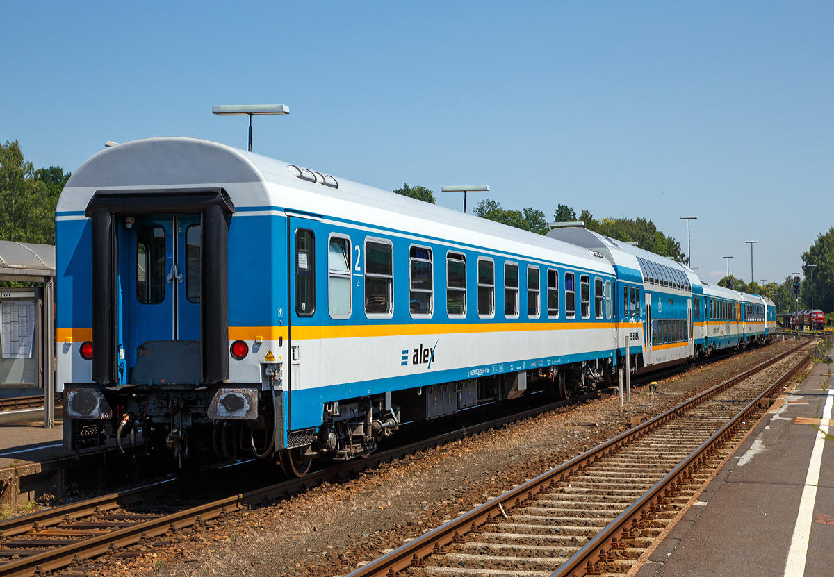 
2. Klasse Wagen der Bauart Bomz (ex Bomz 210.2), D-VBG 56 80 20 95 514-8 der Vogtlandbahn GmbH (ex Regental), eingereiht im ALX 84110  (alex) München Hbf - Hof Hbf, am 01.07.2015 beim Halt im Bahnhof Marktredwitz.

3 der 20 angekauften ehemaligen Amz 210 Wagen wurden nicht in ABvmz umgebaut, sondern als unklimatisierte Abteilwagen 2. Klasse hergerichtet, indem lediglich die alte Einrichtung im Design des neuen alex aufgearbeitet wurde.

TECHNISCHE DATEN:
Spurweite: 1.435 mm
Länge über Puffer:  26.400 mm
Wagenkastenlänge:  26.100 mm
Drehzapfenabstand:  19.000 mm
Achsstand im Drehgestell:  2.600 mm
Drehgestellbauart:  GP 200-S-Mg
Leergewicht:  40 t
Höchstgeschwindigkeit: 200 km/h
Zulassungen: RIC
Sitzplätze: 60 in der 2. Klasse / 10 Abteile
Bremsbauart:  KE-GPR-Mg 
Bremsgewichte: P 50 t, G 39 t
Umgebaut aus: Bomz 210.2
