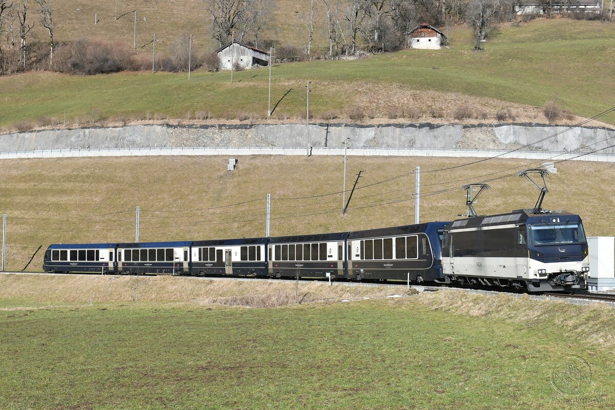 2025-01-25.MOB Rossinière
locomotive électrique Ge 4/4 8002 avec ces voitures GPX
