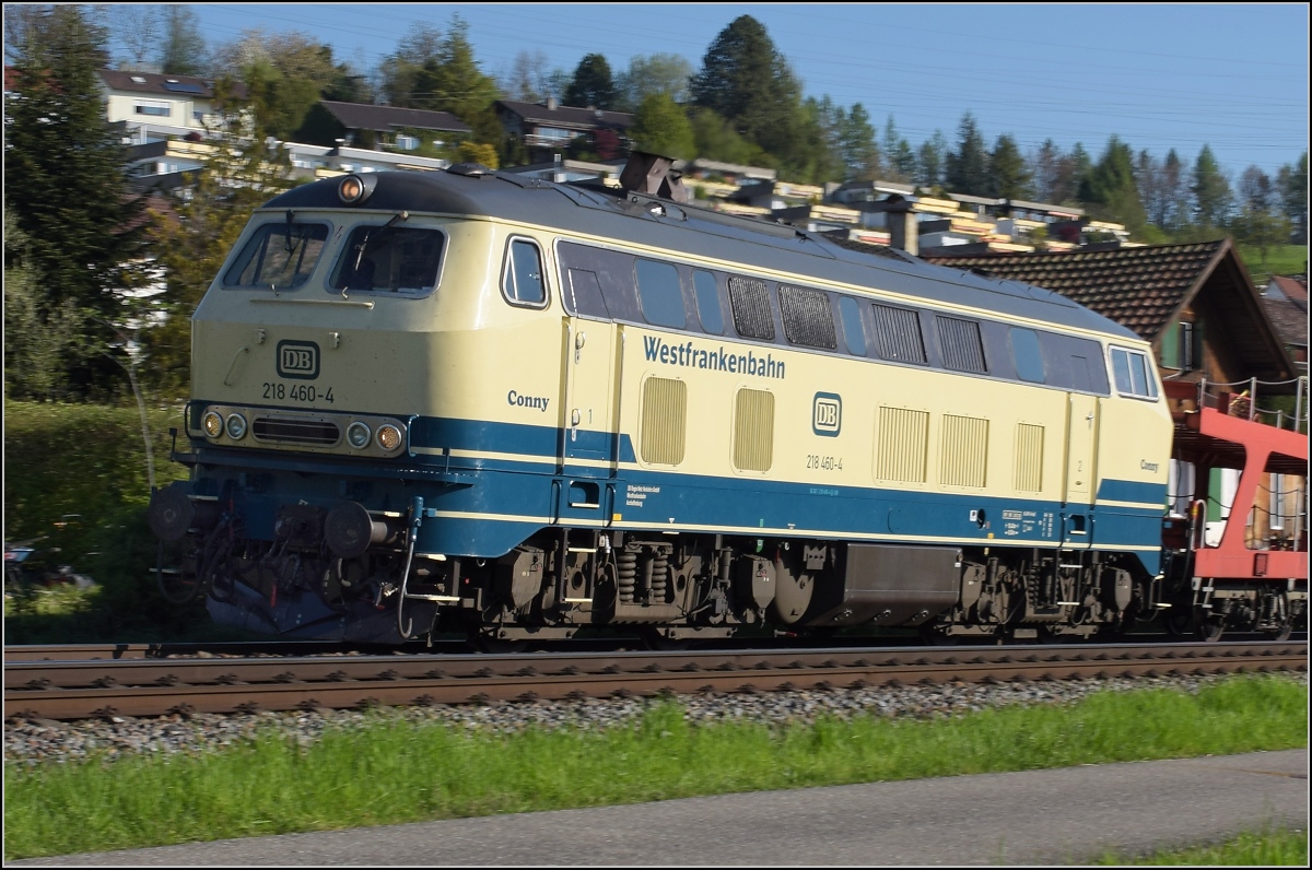 218 460-4  Conny  zieht den Autozug auf dem Umweg über die Hochrheinbahn. Beuggen, April 2019.