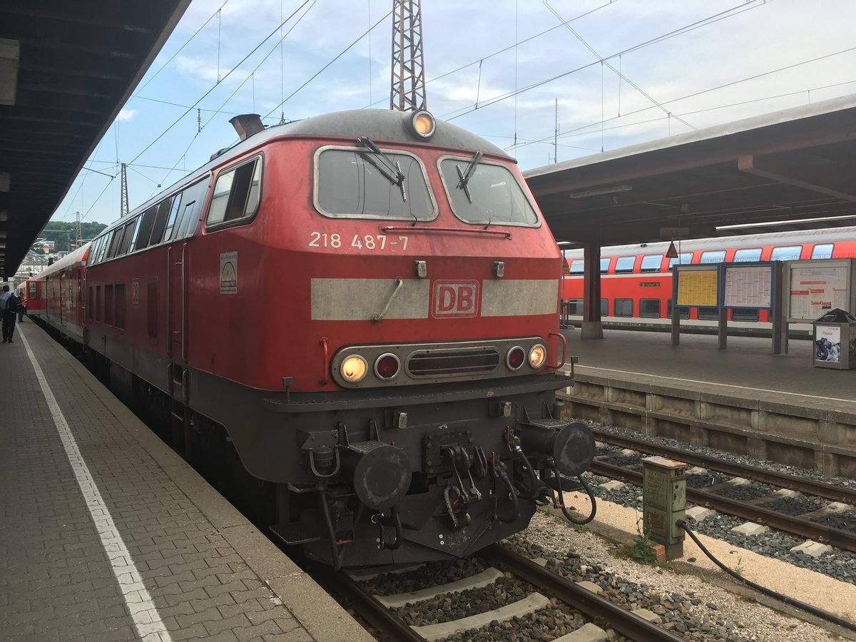 218 487 nach der Ankunft mit dem Ire aus Neustadt (Schwarzw) mit den n Wagen im Rücken.

Juli 2017