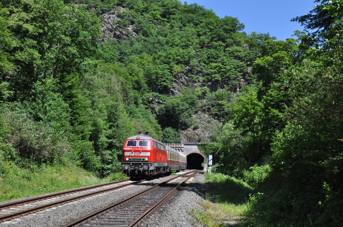 218 835-7 war am 28.05.2020 im Auftrag des DB Museums unterwegs und überführte zwei TEE-Wagen von Frankfurt-Griesheim nach Koblenz-Lützel. Die Fuhre konnte dabei in Obernhof fotografisch festgehalten werden. 