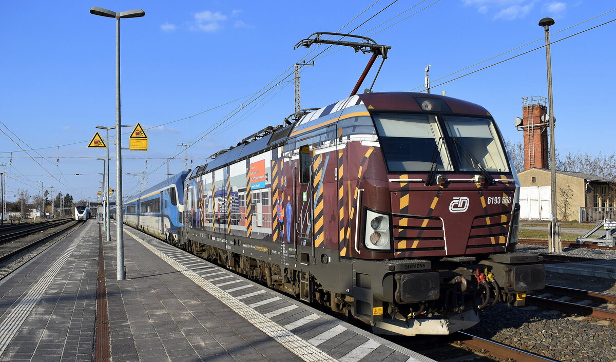 ČD - České dráhy a.s., Praha [CZ] mit ihrer Vectron  6193 568  [NVR-Nummer: 91 80 6193 568-3 D-CD] und einem EC Richtung Prag am 23.03.26 Durchfahrt Bahnhof Elsterwerda.