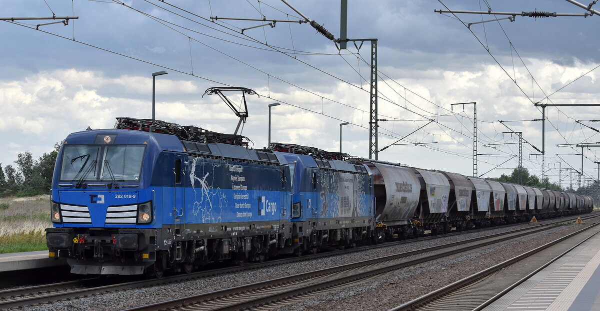 ČD Cargo a.s., Praha [CZ] mit ihrer  383 018-9  [NVR-Nummer: 91 54 7383 018-9 CZ-CDC] und  383 014-8  [NVR-Nummer: 91 54 7383 014-8 CZ-CDC] + Getreidezug am Haken am 23.06.25 Höhe Bahnhof Rodleben.
