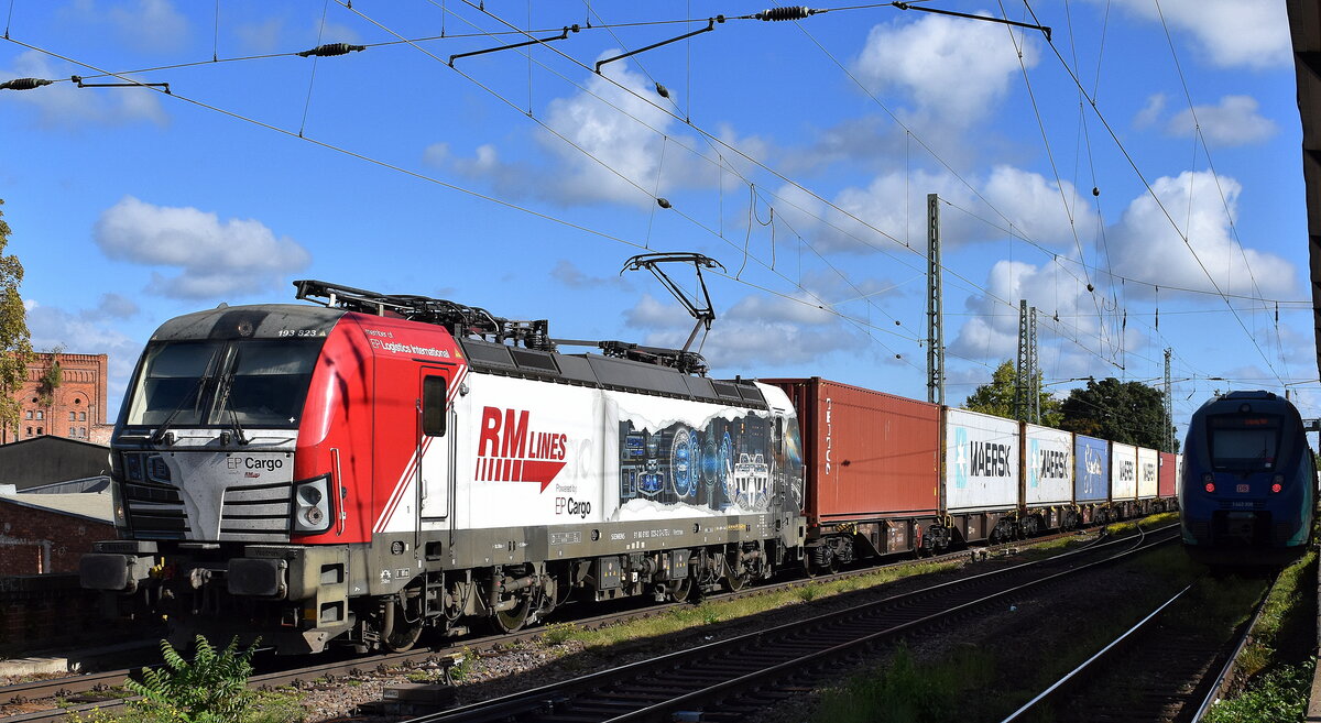 ČD Cargo a.s., Praha [CZ] mit der geleasten EP Cargo Invest, a.s. Vectron  193 823  [NVR-Nummer: 91 80 6193 823-2 D-LTEU] und einem Containerzug am 23.09.25 Höhe Bahnhof Magdeburg-Neustadt.