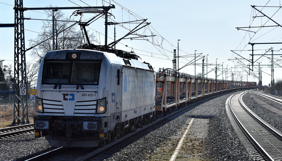 ČD Cargo a.s., Praha [CZ] mit ihrer Vectron  383 022-1  [NVR-Nummer: 91 54 7383 022-1 CZ-CDC] und einem PKW-Transportzug (leer) am 02.03.26 Durchfahrt Bahnhof Lutherstadt Wittenberg Hbf.