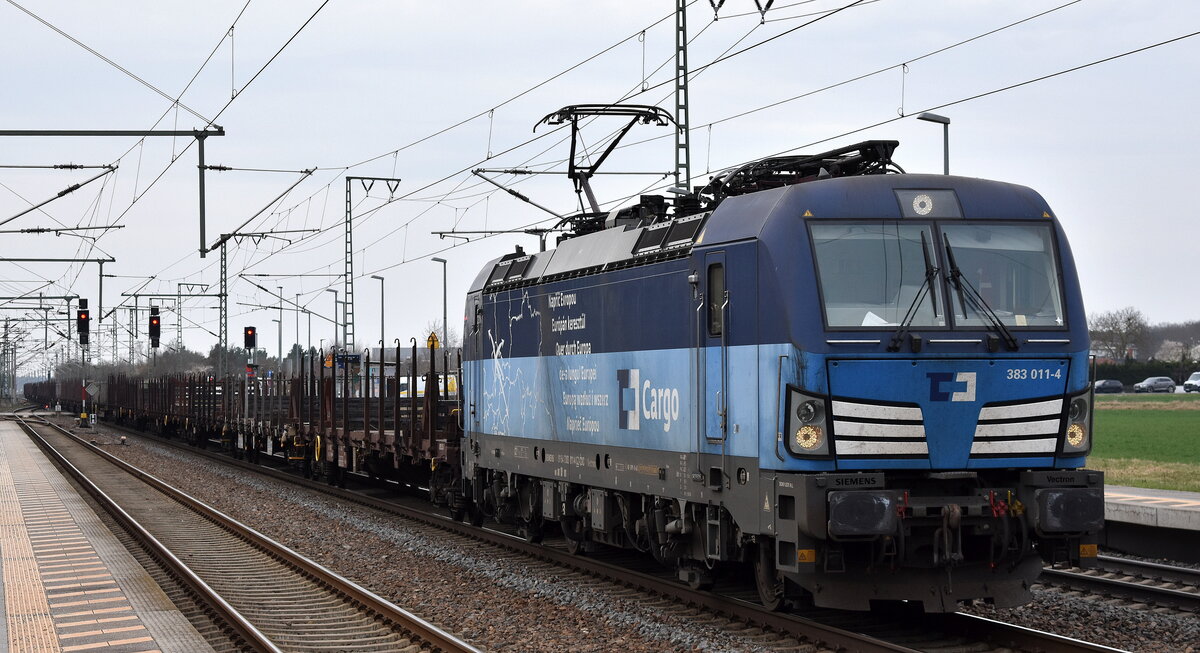 ČD Cargo a.s., Praha [CZ] mit ihrer  383 011-4  [NVR-Nummer: 91 54 7383 011-4 CZ-CDC] und einem Ganzzug Drehgestell-Flachwagen für Langschienentransporte (leer) am 24.03.26 Höhe Bahnhof Rodleben.