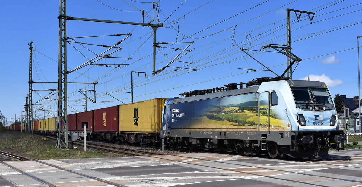 ČD Cargo a.s., Praha [CZ]  mit ihrer  388 010-1  [NVR-Nummer: 91 54 7388 010-1 CZ-ČDC] und einem Containerzug am 21.04.26 Bahnübergang Rodleben.