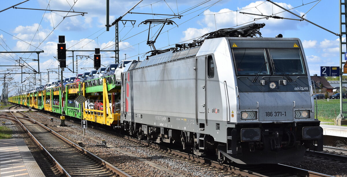 ČD Cargo a.s., Praha [CZ]  mit der geleasten Akiem Lok 186 371-1  [NVR-Nummer: 91 80 6186 371-1 D-AKIEM] und einem PKW-Transportzug am 21.04.25 Höhe Bahnhof Rodleben.