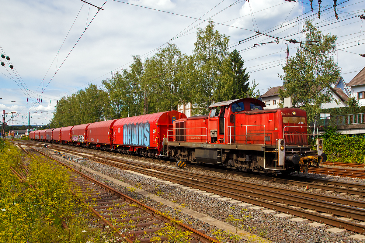 
294 866-9 (V 90 remotorisiert) der DB Cargo schiebt am 24.07.2020 einen Coilzug (Wagen der Gattung Sahimms-tu 900.2) vom RBf Kreuztal zum ca. 3 km entfernten Eichener Walzwerk (zur thyssenkrupp Steel Europe AG). Da der Lokführer die Strecke nicht einsehen kann, steht auf einem Rangiertritt des vorderen Wagens ein Rangierer, der über Funk mit dem Lf verbunden ist.

Die Lok wurde 1973 bei MaK unter der Fabriknummer 1000641 gebaut und als 290 366-4 geliefert. Die Ausrüstung mit Funkfernsteuerung und Umzeichnung in 294 366-0 erfolgte 1999, die Remotorisierung mit MTU-Motor 8V 4000 R41 und Umzeichnung in die heutige Nr. 294 866-9 erfolgte dann 2007.