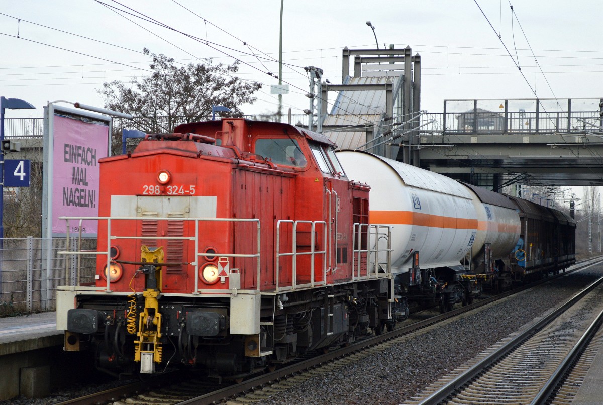 298 324-5 mit einigen Güterwagen bei einer bergabefahrt am 26.01.16 Berlin-Hohenschönhausen.