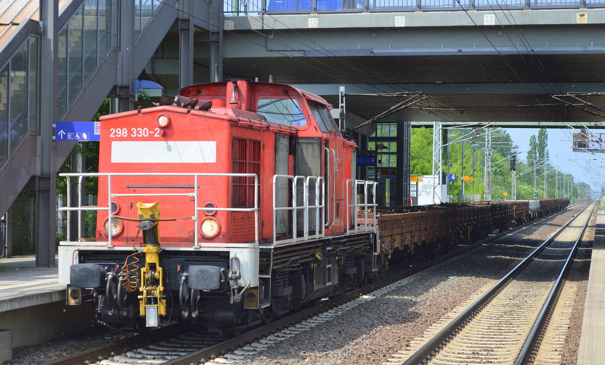 298 330-2 mit Übergabezug am 30.05.16 Berlin Hohenschönhausen.