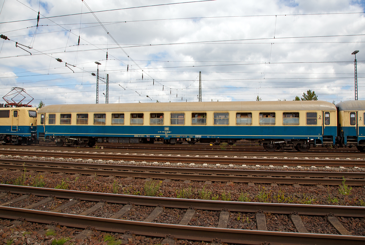 
2.Klasse Intercity-Abteilwagen (UIC-X-Wagen) in ozeanblau-beige, D-DB 51 80 22-90 639-1, der Gattung/Bauart Bm235.0, am 18.06.2017 im Zugverband in Koblenz-Lützel.

TECHNISCHE DATEN:
Spurweite: 1.435 mm
Länge über Puffer:  26.400 mm
Wagenkastenlänge:  26.100 mm
Wagenkastenbreite:  2.825 mm
Höhe über Schienenoberkante:  4.050 mm
Drehzapfenabstand:  19.000 mm
Achsstand im Drehgestell:  2.500 mm
Drehgestellbauart:  Minden-Deutz 366
Leergewicht:  39 t
Höchstgeschwindigkeit: 200 km/h
Sitzplätze (zweiter Klasse):  72
Abteile:  12 Abteile 2. Klasse
Toiletten:  2
Bremsbauart:  KE-GPR-Mg 
Bremsgewichte: P 47 t, G 36 t
