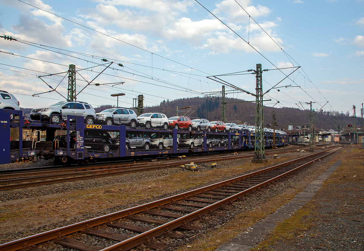 2x2 achsiger offener Doppelstock-Autotransportwagen 24 87 4363 798-0 F-GEFCO, der Gattung Laaers, der französischen GEFCO (Groupages express de Franche-Comté) am 20.03.2022 im Zugverband bei einer Zugdurchfahrt in Betzdorf (Sieg).

Ich frage mich nur ob die GEFCO noch nicht durchs Embargo betroffen ist, denn seit 2012 gehört sie mehrheitlich der Russischen Eisenbahnen (RZD), davor war sie mehrheitlich im Besitz der Peugeot-Citroën-Gruppe (PSA).

TECHNISCHE DATEN:
Gattung: Laaers (GEFCO Typ TAL 499A)
Spurweite: 1.435 mm
Anzahl der Achsen: 4
Länge über Puffer : 33.000 mm
Ladelänge : 32.450 mm (oben) / 32.140 mm (unten)
Höchstgeschwindigkeit: 100 km/h (120 km/h leer)
Eigengewicht: 37.000 kg
Nutzlast: 23 t 
Abstand der äußeren Radsätze: 22.300 mm (9.000 / 4.300 / 9.000 mm)
Kleinster befahrb. Gleisbogenhalbmesser: 75 m
Bremse: FREIN 2x KE-GP (LL)
Bremssohle: IP 116
