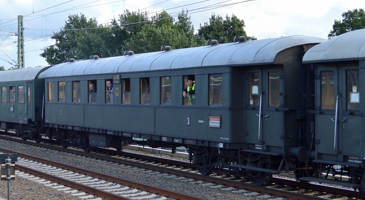 3. Klasse DR Personenwagen 33 086 Dresden am 20.09.15 in Sonderzug zum Herbstfest im Bw.Berlin-Schöneweide Höhe Berlin-Adlershof.