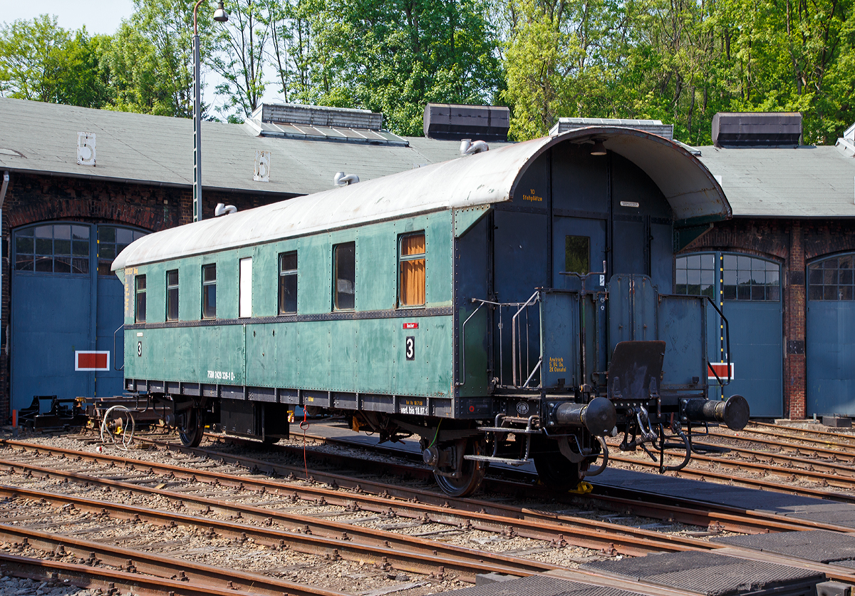 
3. Klasse zweiachsige Einheits-Durchgangswagen der Gattung Ci-28   Donnerbüchsen  83 337 Mag (75 80 2429 326-1 D-VEF) am 28.05.2016 im Eisenbahnmuseum Dieringhausen. 

Der Wagen wurde 1928 von der Hannoversche Waggonfabrik AG (Hawa) gebaut und als 41 635 Magdeburg an die DR geliefert. Spätere Bezeichnungen 41 522 Dresden, 83 337 Magdeburg, DR 341-261 Bi, DR 505024-15682-8 Baai, DR 605099-03116-9 Dienst aa.

Mit dem Namen Donnerbüchse (ursprünglich Donnerwagen) bezeichnet man die zweiachsigen Durchgangspersonenwagen der Deutschen Reichsbahn, die ab 1921 gebaut wurden und im Gegensatz zu den vorhergehenden Ausführungen vollständig aus Eisen bzw. Stahl hergestellt waren (Ganzstahlbauart). Der Name beruht auf dem starken Dröhnen dieser Fahrzeuge aufgrund der nicht vorhandenen Dämmung. 
Bei dreiachsigen Wagen wurde durch die Mittelachse die Schienenstöße recht gut gedämpft und so hielt sich bei diesen die Lärmentwicklung noch in Grenzen.

Von den Wagen der Gattung Ci-28 wurden zwischen 1928 und 1929 insgesamt 1.744 Wagen gebaut.

Technische Daten:
Spurweite: 1.435 mm
Anzahl der Achsen: 2 
Eigengewicht: 20.300 kg 
Länge über Puffer:  13.920 mm
Achsstand: 8.500 mm
Höchstgeschwindigkeit:  90 km/h
Sitzplätze: 58