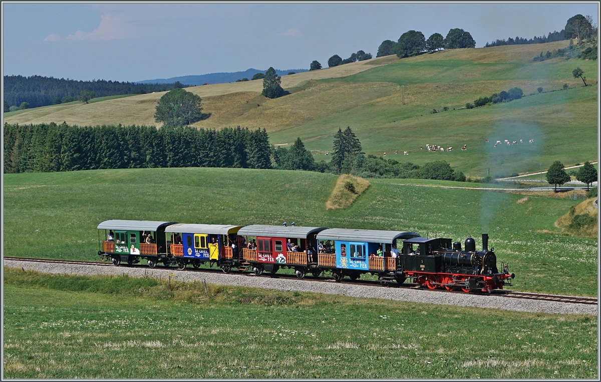 30 ANS CONI'FER /30 Jahre Coni'Fer - Die Coni'Fer E 3/3 N° 5 fährt mit ihrem Zug von Les Hôpitaux-Neufs nach Fontaine Ronde. Die  Reisezugwagen  entstanden aus Sputnik-Wagen, das waren früher SBB bzw. BLS Güterzugsbegleitwagen Db. Ähnliche Wagen hat auch die CTVJ im Einsatz. Das Bild entstand bei Le Touillon.

15. Juli 2023